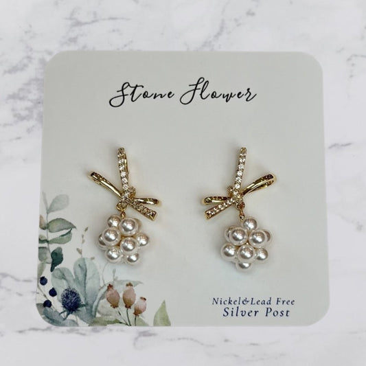 Bows with pearl decorate earrings